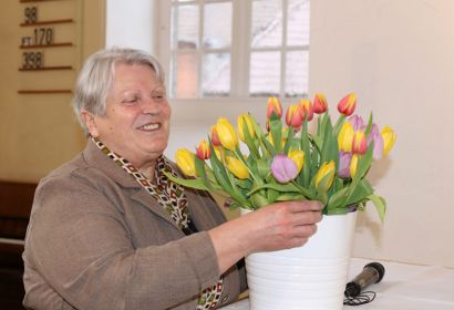 Mehr als 30 Jahre lang sorgte Ida Felk auch für den Blumenschmuck in der Michaelis-Kirche.