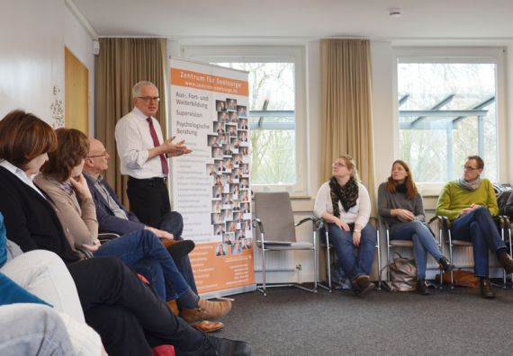 Martin Bergau stellte den Mitgliedern der Kirchenkreiskonferenz die Arbeitsfelder des ZfS und ihre Fortbildungsangebote vor. Foto: Andrea Hesse