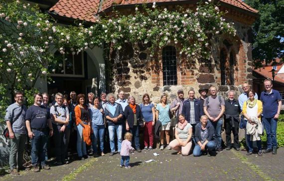 Gruppenbild unter den Kletterrosen der Kapelle in Engensen. Foto: Isabelle Watral