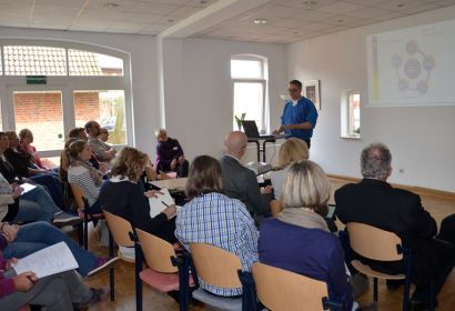 „Wenn sie eintreten, ist es gut, vorbereitet zu sein“: Tim Kröger informierte die Teilnehmenden des Religionspädagogischen Nachmittags zu Notfällen in der Schule. Foto: Andrea Hesse