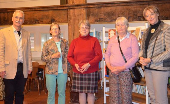 Pastor Rainer Henne (von links) verabschiedete Erika Zaepke, Petra Kellmann, Thiwe Schierwater und Margret Oberthür aus der Gemeindebibliothek. Foto: Andrea Hesse