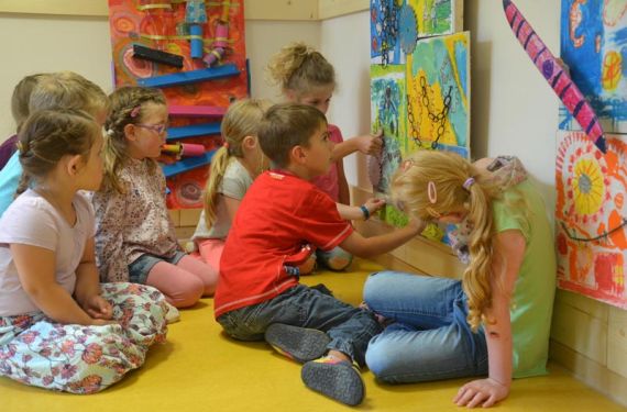 Kurt Schwitters‘ „Bild mit Drehrad“ diente als Impulsgeber für die Kinder der Kita in Resse. Foto: Andrea Hesse