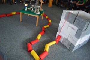 Die Konfirmanden haben den Brunnen nachgebaut und beschriftet, in den einst Josef geworfen wurde, und ein Rettungsseil hineingelegt, das vom Mobbing befreit.