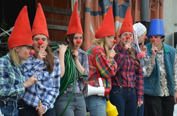 Worauf kommt es bei der Taufe an? Die Taufzwerge machen sich beim Langenhagener Familiengottesdienst ihre Gedanken. Foto: Andrea Hesse