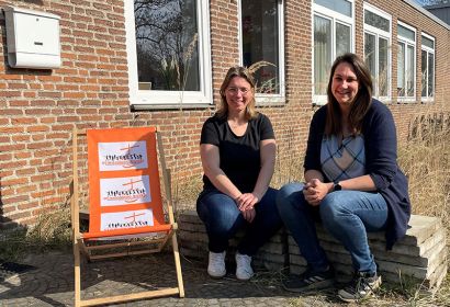 Janine Mathias (rechts) unterstützt Anne Basedau und die Regionaldiakon*innen im Kirchenkreis in allen Verwaltungsaufgaben. Foto: Andrea Hesse