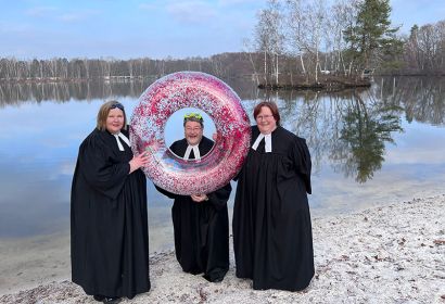 Pastorin Bodil Reller (von links), Pastor Jens Blume und Pastorin Reni Kruckemeyer-Zettel freuen sich auf das Tauffest am Springhorstsee. Foto: Michael Zettel