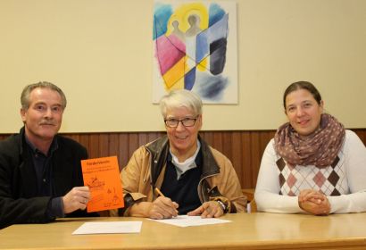Jörg Klabunde (Mitte), Vorsitzender des Fördervereins, unterschreibt die Finanzierungserklärung in Absprache mit Pastor Michael Brodermanns und Pastorin Debora Becker.