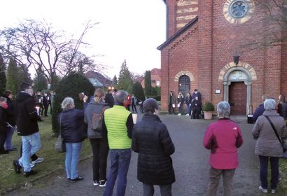Frieden für die Menschen in der Ukraine wünschten sich die Teilnehmerinnen und Teilnehmer des Friedensgebetes vor der St.-Marcuskirche. Foto: Piepenbrink