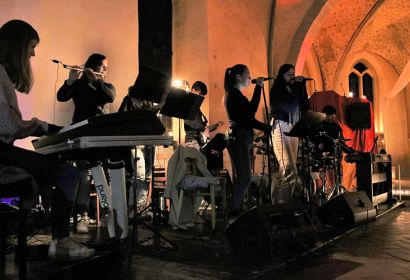 Seit Jahren schon gehört sie zu den Frühgebeten: die Kirchenkreis-Band Sound Factory, hier bei den Frühgebeten 2022. Foto: Leni Kölling
