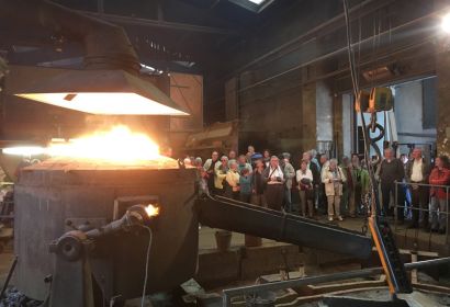 Die Abgesandten der Kirchengemeinden warten gespannt auf den Guss ihrer Glocken.