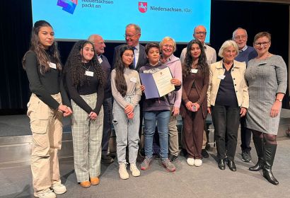 Die Gruppe aus Langenhagen mit Ministerpräsident Stephan Weil (hinten Mitte), Inge Collatz (3. von rechts) und Bettina Praßler-Kröncke (rechts). Foto: Christian Betz