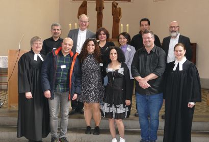 In einem Festgottesdienst nahm Daniel Wege (vorne, 2. von rechts) die Teilnahmeurkunde von Landesbischof Ralf Meister (hinten links) entgegen. Foto: Vera Christina Pabst