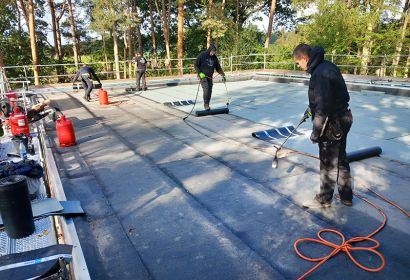 Die Reparaturarbeiten sind fast abgeschlossen; die letzte Schweißbahn wird heiß verklebt. Foto: Friedrich Bernstorf