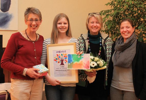 Lisa Sacht (von links), Hanna Dumstorff, Sabine Glandorf und Pastorin Debora Becker freuen sich über den 1. Platz im Wettbewerb.