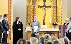 Ein Bisschen Wehmut ist ihm anzumerken: Günter Hennigs verabschiedet sich in der Marcuskiche von seinem Amt im Kirchenvorstand. Foto: Kerstin Hamann