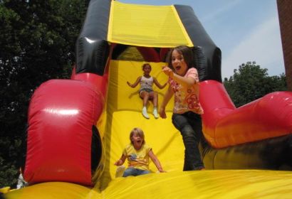 Toben auf der Riesenrutsche. Foto: Ulrike Borschel