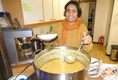 Maisa Wadi-Schwarz kocht für einen gemeinsamen Freitagabend im Gemeindehaus Elze-Bennemühlen. Foto: Bettina Reimann