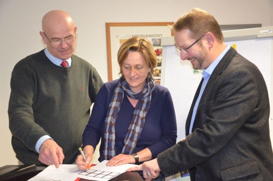 Anke von Garmissen im Gespräch mit Hans-Günter Schoppa (rechts) und Superintendent Holger Grünjes. Foto: Andrea Hesse