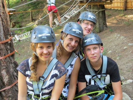 Wer ein bisschen Nervenkitzel sucht, kann im Klettergarten in Steinhaus aktiv werden.