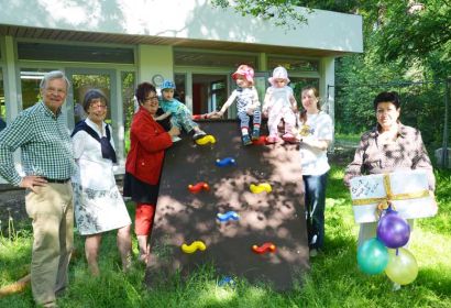 Spendenübergabe mit symbolischem Paket: Die Kindertagesstätte St. Petri freut sich über ein neues Spiel- und Kletterhaus und eine Nestschaukel. Foto: Andrea Hesse