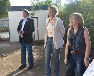 Ina Dörel (Mitte) und Annemarie Henning beim Ortstermin mit Vertretern der KSG. Fotos: A. Hesse