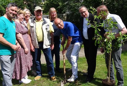 Zukunftssymbol: Eberhard Engel-Ruhnke pflanzte im Gemeindegarten einen Apfelbaum. Foto: GunterM