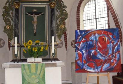 1,50 mal 1,50 Meter misst das Bild „Ein Herz für die Welt“; zu sehen ist es in der Kirche St. Georg in Mellendorf.
