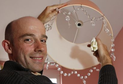 Wer stromfastet, tauscht wie Stromberater Benjamin Wirries alte Glühbirnen gegen Energiesparlampen oder LEDs aus.