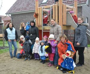 Das Team mit seinen Krippen- und Kindergartenkindern (von links): Sylke Knigge, Nadine Tille, Natali Mudraev-Vogel, Sabine Busch, Julia Kampert, Ina Dörel mit Handpuppe Madius und Wiebke-Friederike Lorentz. Bild: A. Hesse