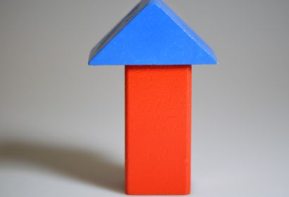 Ein Turm aus roten und blauen Holzbausteinen