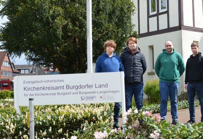 Justus (von links), Felix, Przemyslaw Menzel und Massimo haben sich im Kirchenkreisamt umgeschaut. Auf dem Foto fehlt Jakob. Foto: Andrea Hesse