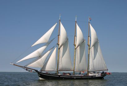 Unter vollen Segeln: Die Brandaris auf dem Ijsselmeer.