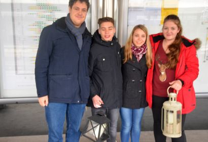 Jugendliche aus Wettmar holen das Friedenslicht aus Hannover ab.