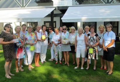 Heidrun Zeilbeck (rechts) freut sich mit ihrem Team über die Spende der Damen vom Golfclub Isernhagen.
