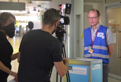 Flughafenseelsorger Karl-Martin Harms beantwortet die Fragen von Renate Baumgart und Matthias Pabst vor der Flughafenkapelle. Foto: Andrea Hesse