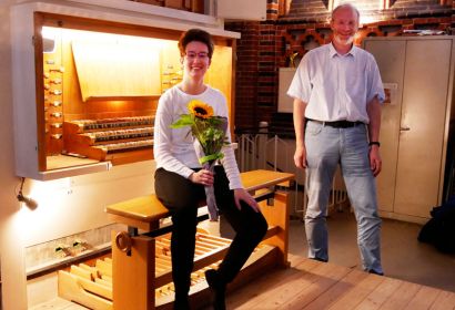 Geschafft! Julia Hermerding und Kirchenmusikdirektor Michael Voigt aus Celle nach der erfolgreichen Prüfung an der Orgel der Elisabethkirche. Foto: Arne Hallmann