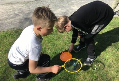 Mario und Thilo versuchen, trotz des frischen Windes Riesenseifenblasen in die Luft zu schicken. Foto: Andrea Hesse