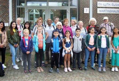 Inge Collatz (Mitte, mit Halstuch), ehrenamtlich Mitarbeitende der Lernhilfe und die Kinder und Jugendlichen vor dem Gemeindehaus der Elisabethkirche. Foto: privat