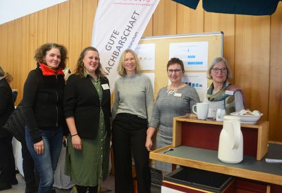 Kirchengemeinde und Stadt arbeiten im Projekt „verbunt“ zusammen (von links): Christine Söhlke (Stadt Langenhagen), Lisa Langhans (verbunt), Doris Lange (Stadt), Bettina Praßler-Kröncke und Ulrike Bodenstein-Dresler (Kirchengemeinde). Foto: Andrea Hesse