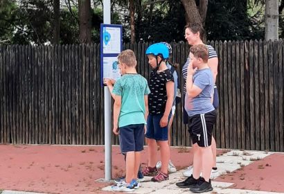 Gemeinsam mit einer Kirchenvorsteherin testeten die Resser Mini-Konfis die Stationen der Schnitzeljagd