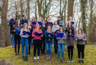 Der Jugendchor St. Martini Brelingen gestaltet die Geschichte des Königs Hiskia.