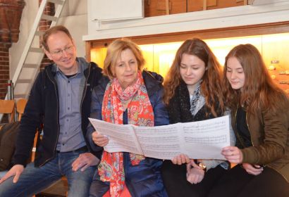 Arne Hallmann (von links) mit seiner Orgelschülerin Gabriele Lust-Uphues, Sara Tesic und Celine Plat an der Orgel in der Elisabethkirche. Foto: Andrea Hesse