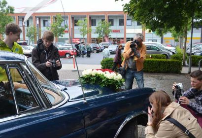 Auf dem Kirchplatz konnten die Teilnehmerinnen und Teilnehmer des Fotoworkshops mit Uwe Stelter (Mitte) auch einen wunderschönen Veteranen fotografieren. Foto: Andrea Hesse