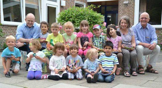 Carsten Lambrich (links) und Wolf Wienecke vom Lions Club freuen sich gemeinsam mit Urszula Paliga und beteiligten Kindern über das erfolgreiche Projekt. Foto: Simone Kardolski