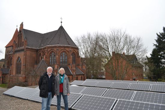 Auch bei wolkenverhangenem Himmel wird Strom produziert: Peter Kretschmer und Marlies Finke vor der Photovoltaik-Anlage auf dem Dach des Gemeindehauses. Foto: Oliver Krebs