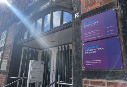 Der Eingang der Diakoniestation in Burgwedel noch mit alter Beschilderung. Foto: Bastian Hähling