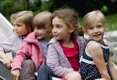 Auch das gemeinsame Spielen gehört bei "Satt & Schlau" natürlich dazu. Noch bis zum 15. April kann das Projekt mit einem Klick unterstützt werden. ©epd Bild