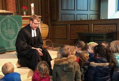 Vikar Jens Wening hat mit den Erzieherinnen aus der Kita einen Familiengottesdienst vorbereitet.