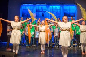 70 motivierte Teenager und eine junge, peppige Live-Band auf der Bühne. Foto: Adonia e.V.