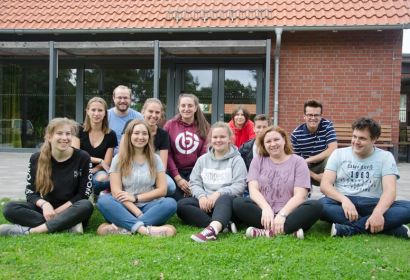 Kurze Pause während des Probekochens: die Jugendgruppe aus St. Marcus mit Ivonne Wege und Jonas Kurtze (vorne rechts) sowie Diakon Philipp Lerke. Foto: Andrea Hesse